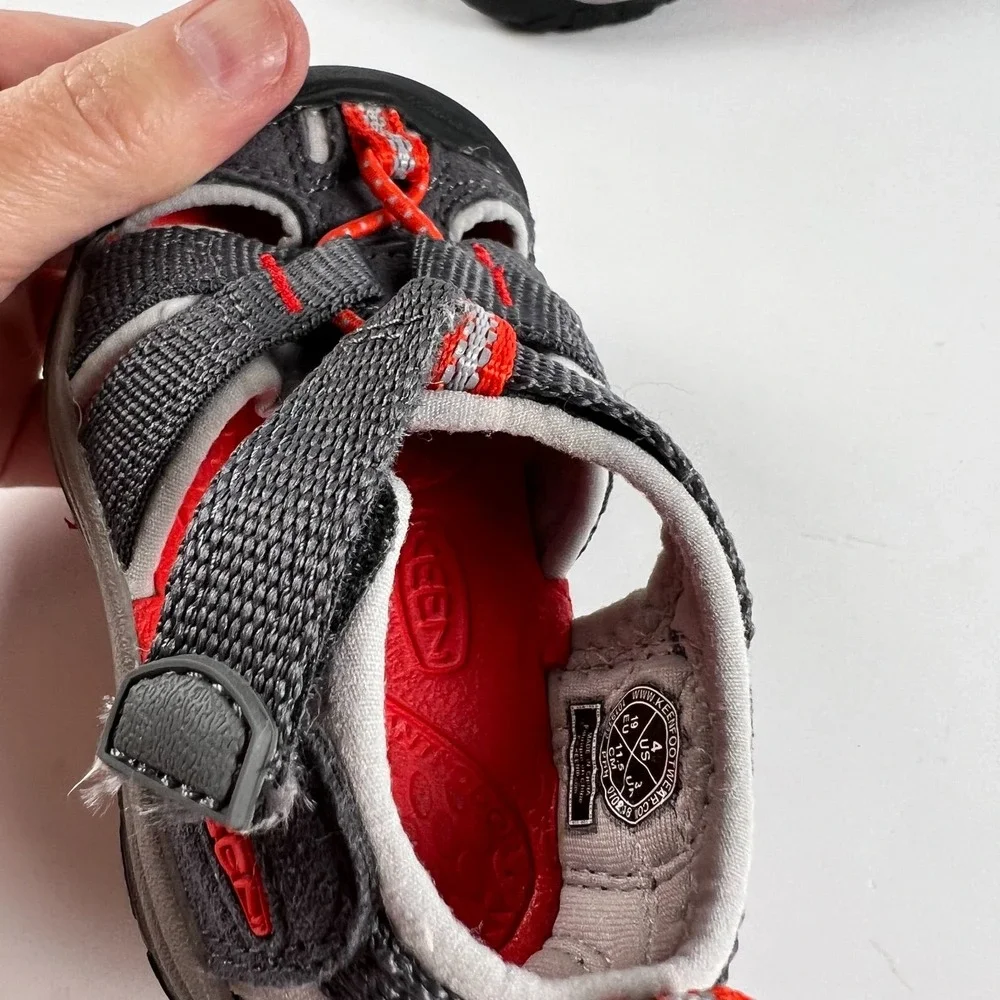KEEN Seacamp Waterproof Sandal Boy Size 4‎ Youth Gray Red Hook and Loop Closure
